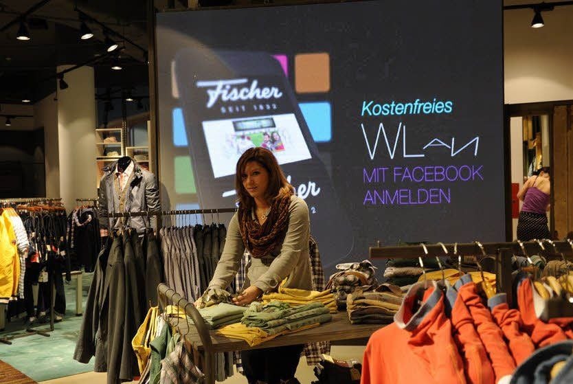 Letzte Handgriffe vor der Neueröffnung des Modehauses Fischer in der Rolltreppe: Azubi Vivien Herrmann