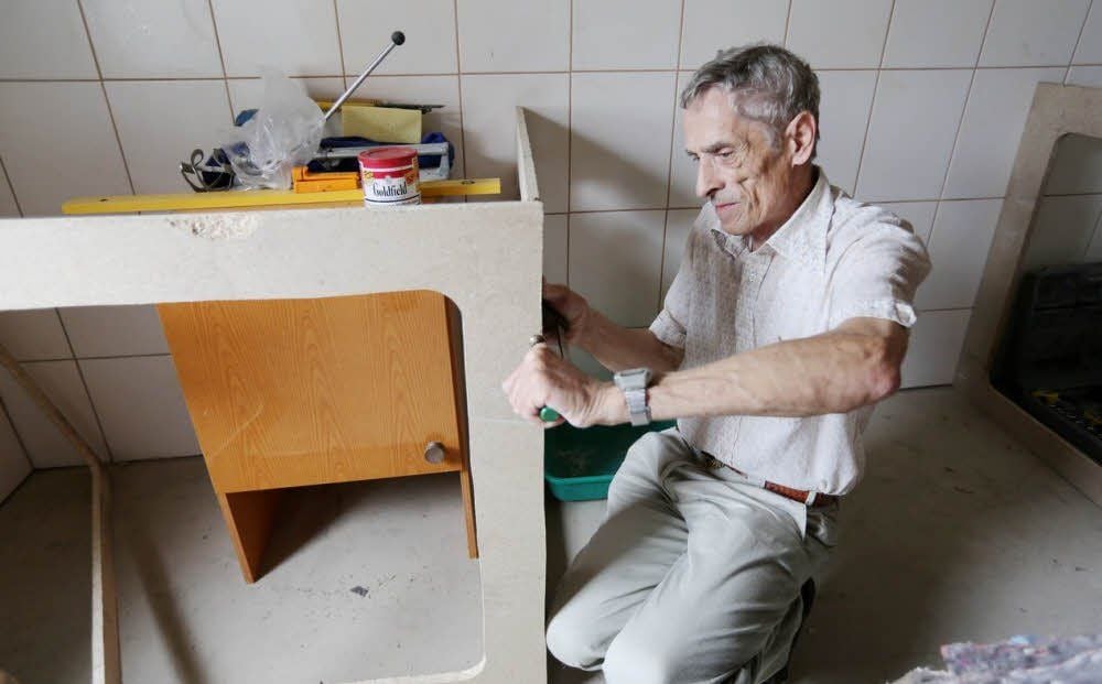 Hans-Jürgen Berk baut Quarantäne-Boxen in der Katzennotauffangstation in Hohenmölsen