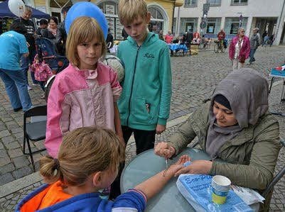 Besonders beliebt bei den kleineren Besuchern: Henna-Tattoos der Irakerin Sozan Saleem.
