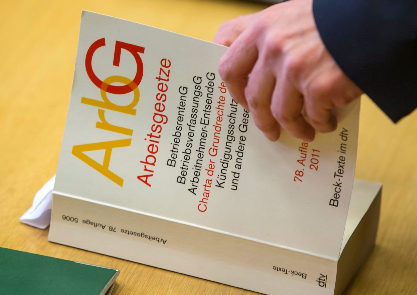 Sonderregeln für den Wechsel auf Teilzeit gibt es in der Elternzeit: Arbeitnehmer können auch nur für diese Phase ihr Pensum auf 15 bis 30 Stunden reduzieren.
