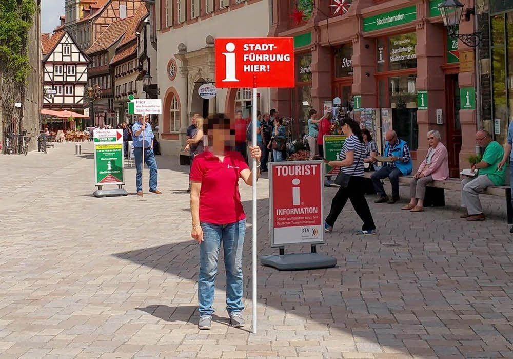 Für Touristen wohl eher ein ungewohntes Bild: Kampf um Gäste auf dem Quedlinburger Marktplatz.