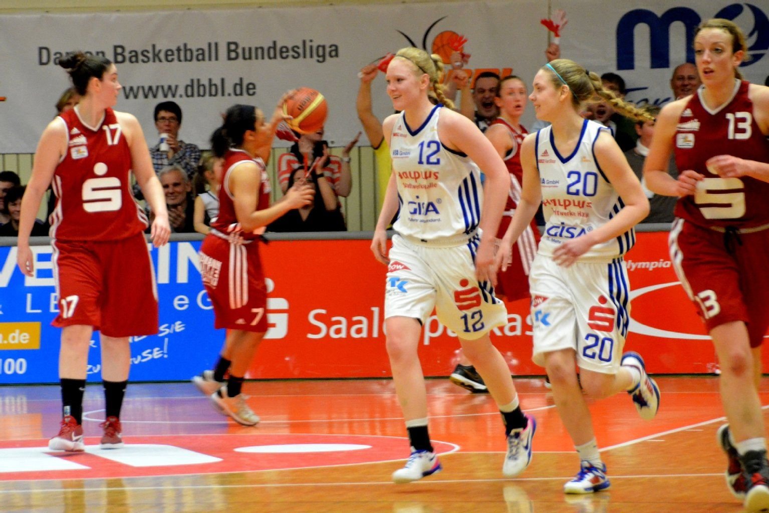 Laura und Elisa Hebecker (weiße Trikots).