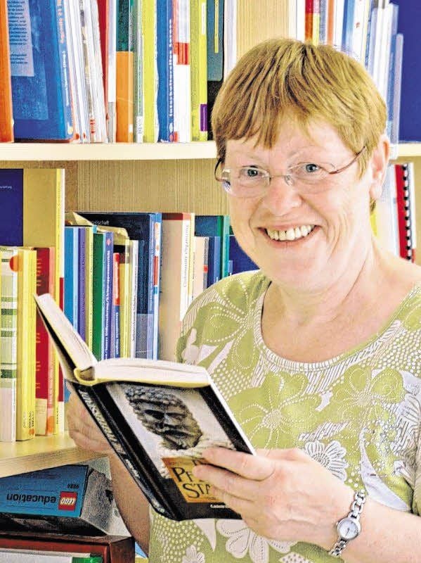 Ingrid Rürup bringt Literatur aus der Stadtbibliothek zu Senioren.
