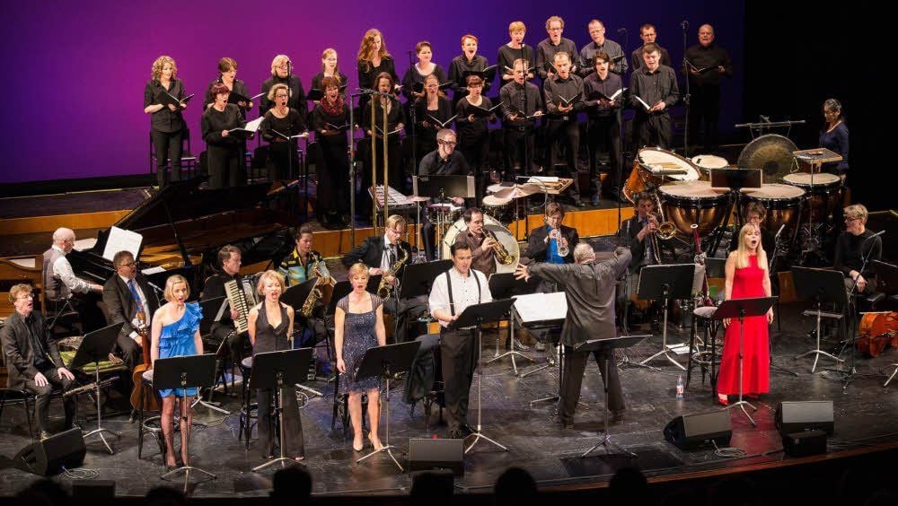 Obwohl konzertant aufgeführt war bei der „Dreigroschenoper“ doch viel Los auf der Bühne des Anhaltischen Theaters.