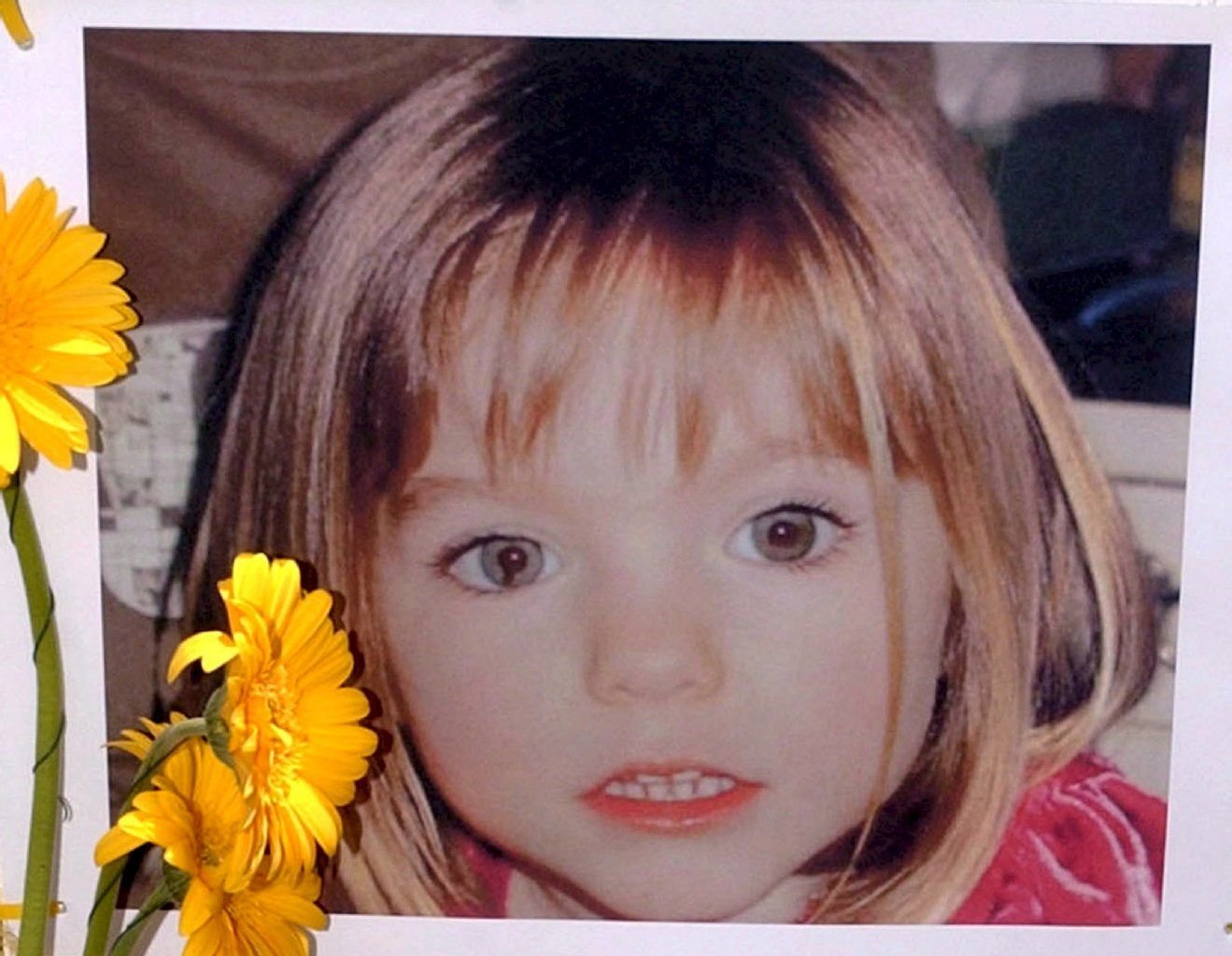 Das Foto vom 2007 zeigt ein mit Blumen geschmücktes Foto der vermissten Madeleine McCan. (Archivbild)