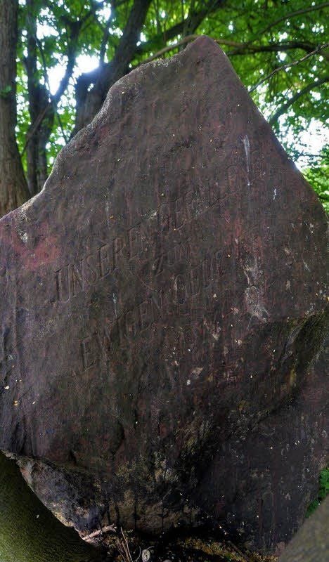 Der Findling soll an die gefallenen Fußballer im Ersten Weltkrieg erinnern.