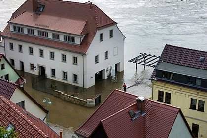 Die durch das Hochwasser der Elbe überflutete Stadt Wehlen (Sachsen).