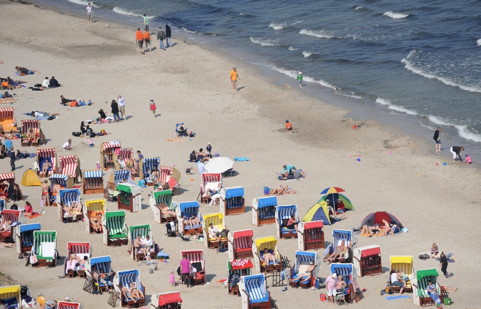 Ein Urlaubsfoto auf dem Schreibtisch oder ein paar Muscheln aus dem Ferienort: „Erinnerungshilfen“ machen kleine Alltagsfluchten möglich - und schon liegt man wieder im Strandkorb.