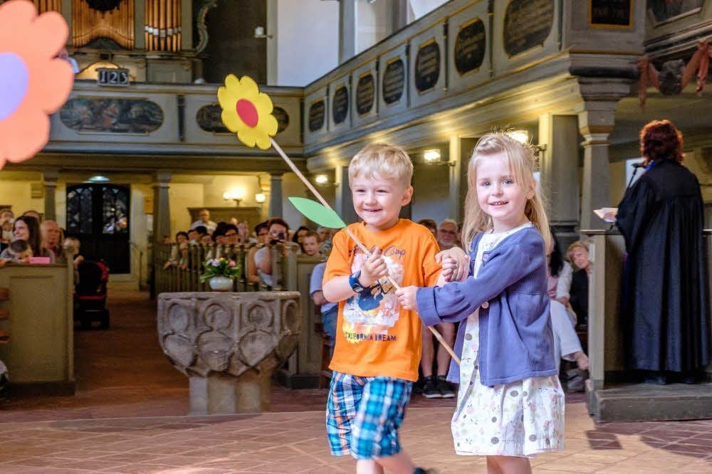 Mit Blumen bedanken sich im Gottesdienst nicht nur die Kinder, auch Eltern und Erzieherinnen sagen: „Danke!“