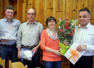 Sichtlich überrascht ist Lothar Kralisch (r.), als ihm Petra Räbiger im Namen aller Arnsdorfer ein Präsent überreicht. Ebenfalls geehrt werden Mirko Wolter (l.) und Gerald Hahn.