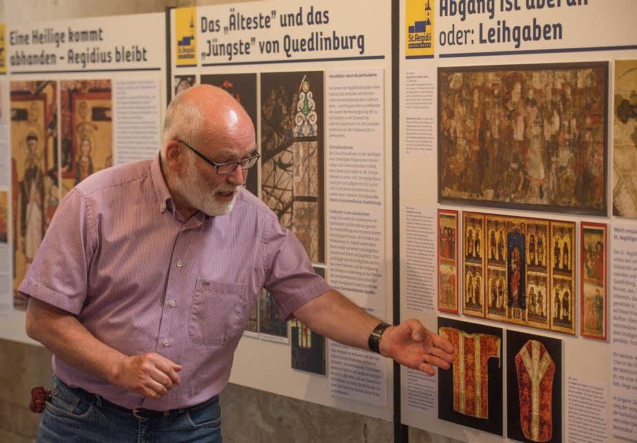 Gerhard Schwenk vom Förderkreis St. Aegidii erklärt, wie die Ausstellung zusammengestellt wurde.