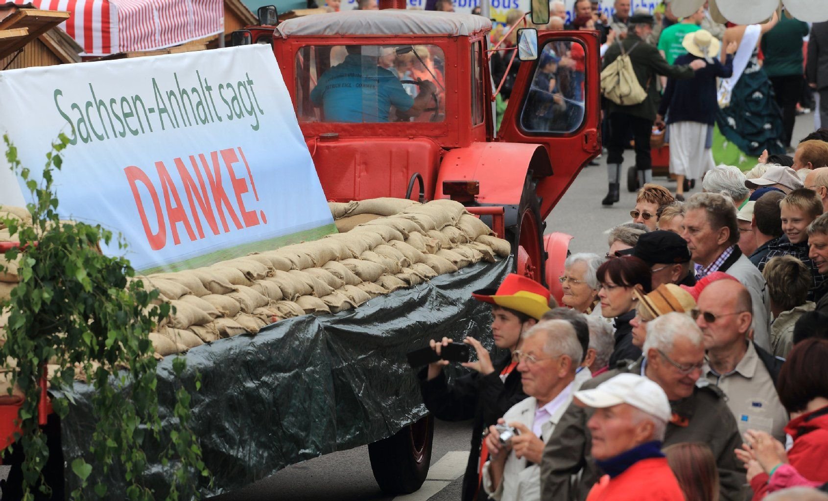 Ein Traktorengespann mit dem Schriftzug «Sachsen-Anhalt sagt Danke» führt am 30.06.2013 den Festumzug des 17. Sachsen-Anhalt-Tages in Gommern an.