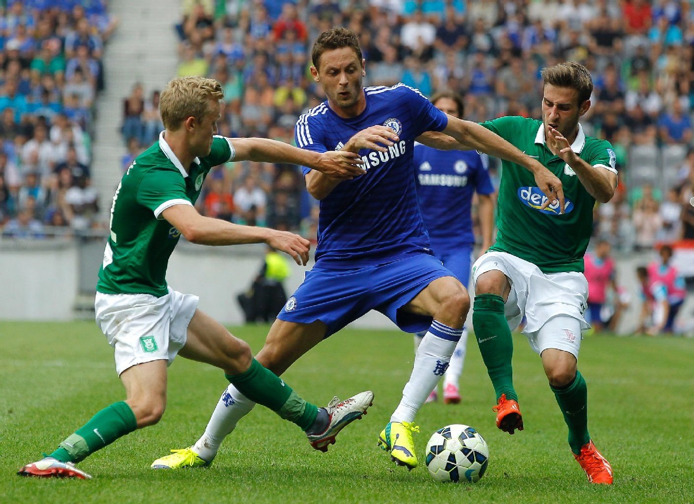 Nemanja Matic (m.) bei einem Testspiel in Slowenien