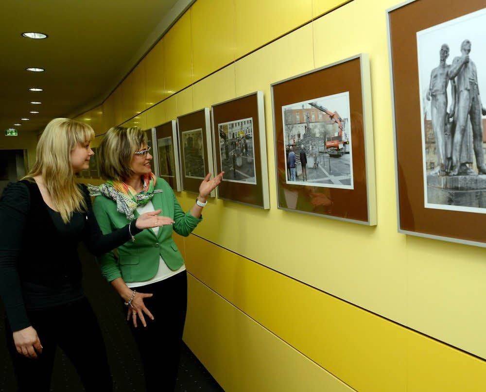 Bianca Uter (l.) und Kerstin Haufe finden die Fotos von Günter Laugisch sehr gelungen.