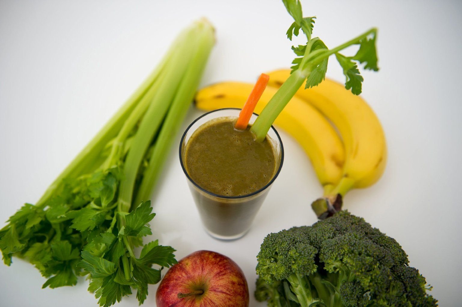 Die festen Bestandteile eines grünen Smoothie sollten zur Hälfte grüne Blätter und zur Hälfte Obst und Fruchtgemüse sein.