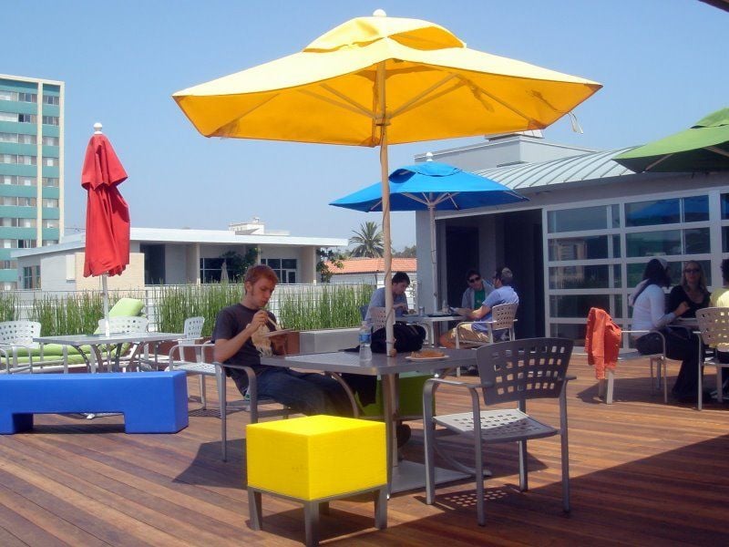 So wie hier bei Google in Santa Monica möchten viele Arbeitnehmer gerne bei schönem Wetter draußen produktiv sein bzw. Pausen machen können.