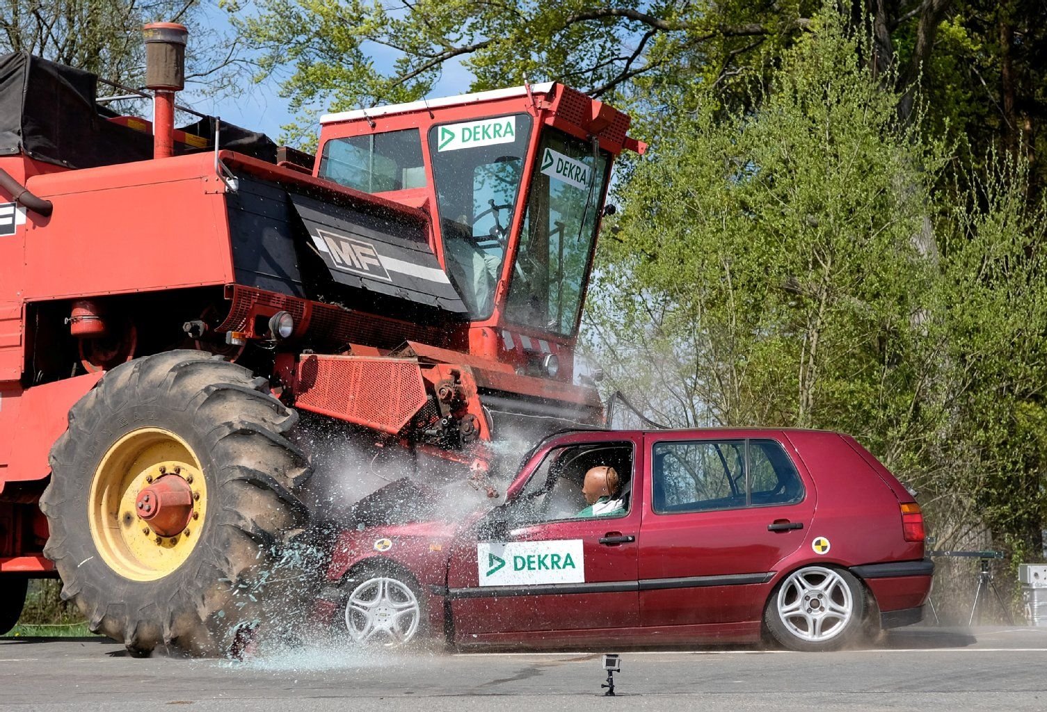Szenario 2: Ein Auto knallt frontal mit einem Mähdrescher zusammen.