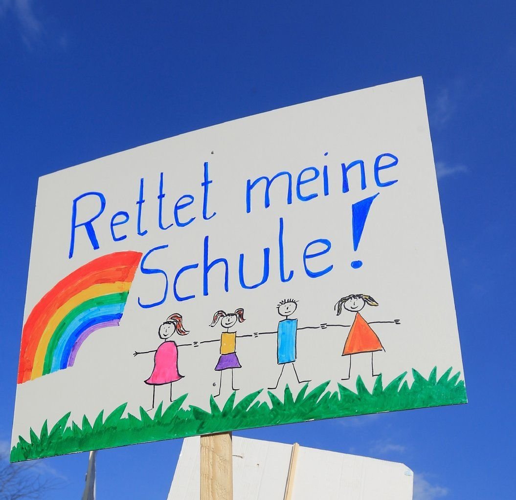 Eine Schülerin trägt ein Schild mit der Aufschrift «Rettet meine Schule» während einer Demonstration des Aktionsbündnisses «Grundschulen vor Ort» am Rande der Landtagssitzung in Magdeburg (Sachsen-Anhalt).