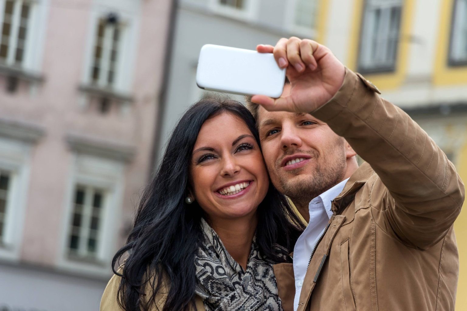 Arm ausstrecken, lächeln, klick – fertig ist das Selfie. Wer fotografiert, sollte allerdings darauf achten, dass Dritte nicht ungefragt mit auf dem Bild landen.
