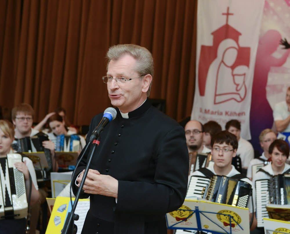 Armin Kensbock spricht über die Bedeutung des Altars für die Katholiken.