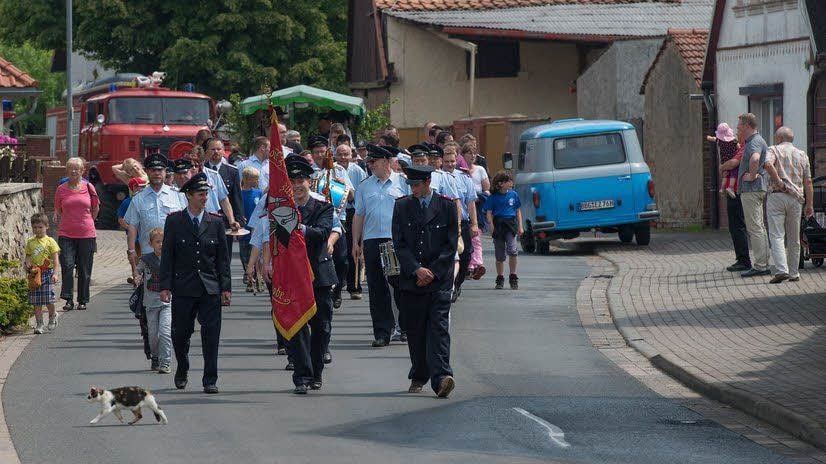 Mit Feuerwehren aus den Nachbargemeinden und dem Spielmannszug Harzgerode ging es durch das Dorf.