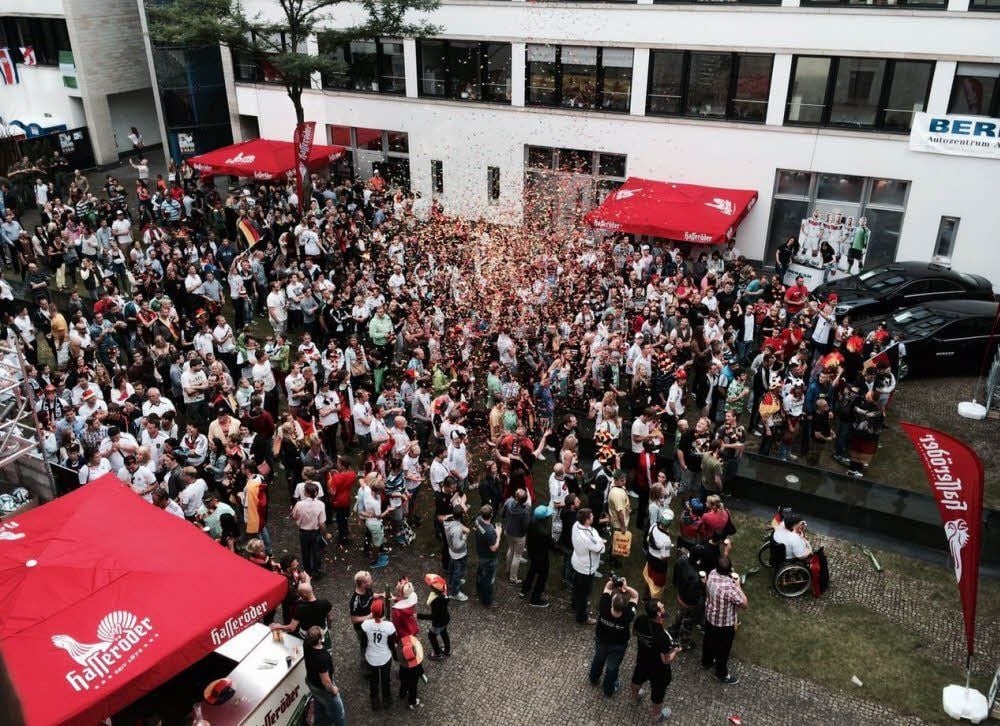 Die Fan-Arena im Dessauer Rathaus-Innenhof