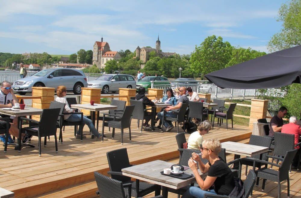 Die neuen Holzterrassen am „Haus am See“ sind von den Gästen sofort in Beschlag genommen worden.