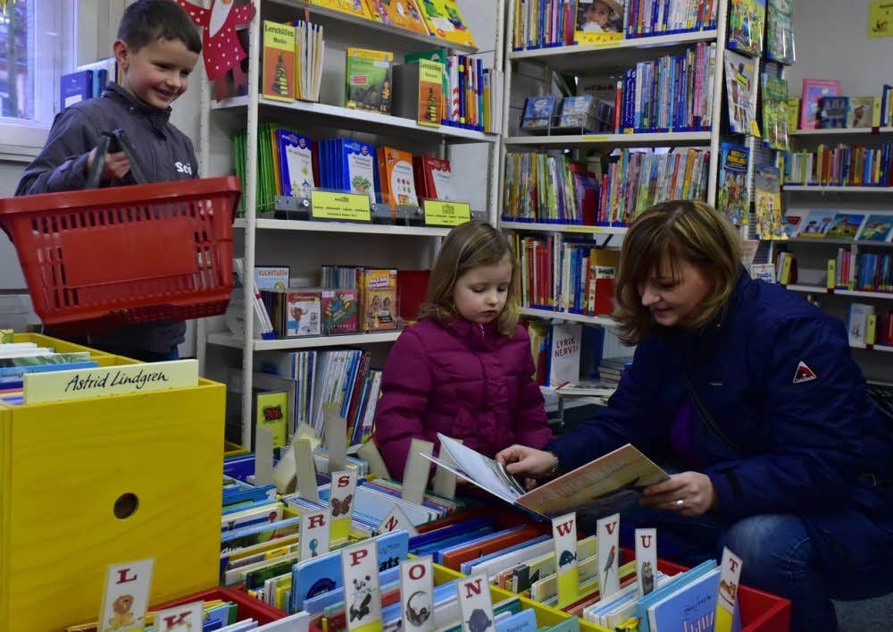 Kommen regelmäßig und gern in die Bibliothek: Nadine Janecke, Tochter Klara und Sohn Arthur.