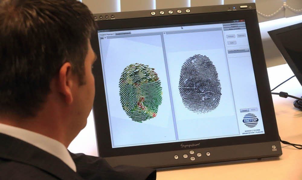 Metop-Geschäftsführer Thomas Leich demonstriert, wie die Software überlagerte Fingerabdrücke herausfiltert.