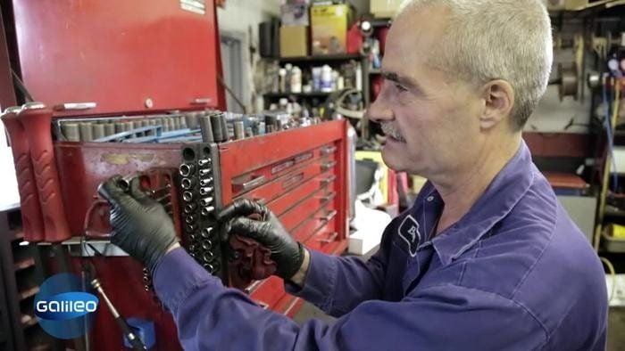 Es geht auch ohne Augen: Durch seinen Tast- und Geruchssinn weiß Automechaniker Bart Hickey genau, was zu tun ist.