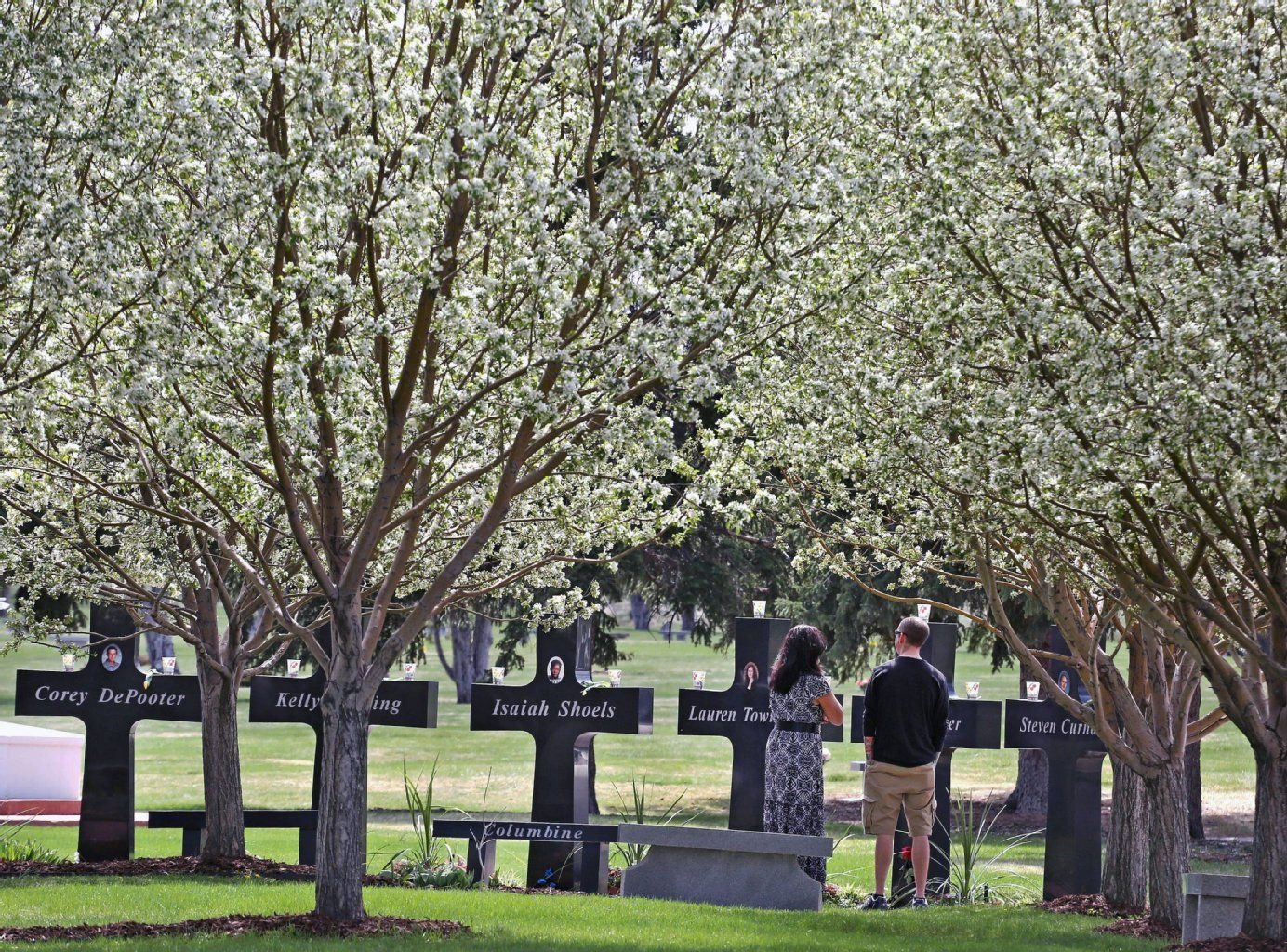 Am 20. April jährte sich der Amoklauf an der Columbine High School zum 15. Mal, viele Menschen gedachten in Littleton den 13 Opfern. Offenbar plante ein Schüler in Minnesota jetzt ein ähnlich schreckliches Blutbad, bis ihn eine wachsame Nachbarin daran hinderte.