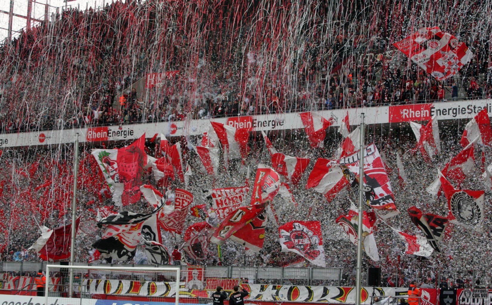 Es dauert noch bis Ende des Monats, bis Fans wieder ins Stadion strömen, so wie hier auf der Südkurve in Köln. Wir empfehlen vier Fußball-Homepages, um die Wartezeit zu verkürzen.