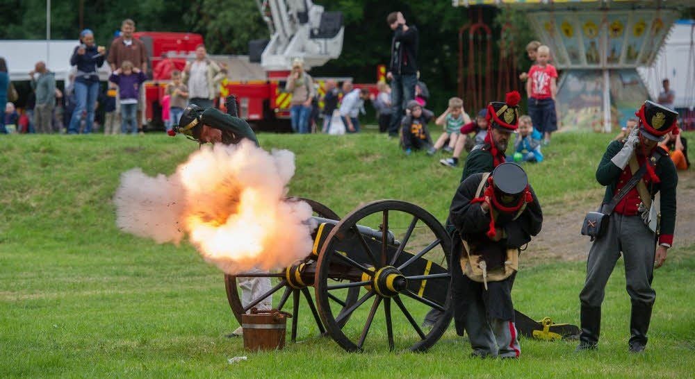 Eine Gruppe Artillerie in sächsischer 1811er Uniform hatte ihren Nachbau einer Originalen Haubitze zum Heimat- und Schützenfest in Ermsleben mitgebracht. Mit halber Ladung demonstrierte sie, wie es vor 200 Jahren auf dem Schlachtfeld geklungen hat.