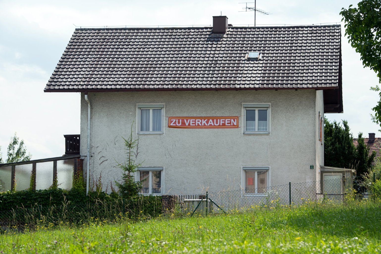 Erbbaurecht ermöglicht günstiges Eigentum, denn das Grundstück wird nur gepachtet. Eine solche Immobilie zu verkaufen, wenn das Pachtrecht endet, ist aber nicht so einfach.