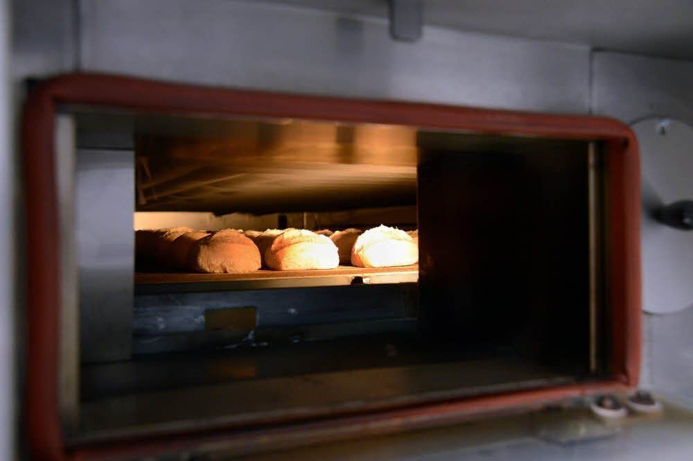 Ein Blick auf die Brötchen im Steinofen - hier werden sie gebacken, danach heruntergekühlt und verpackt.