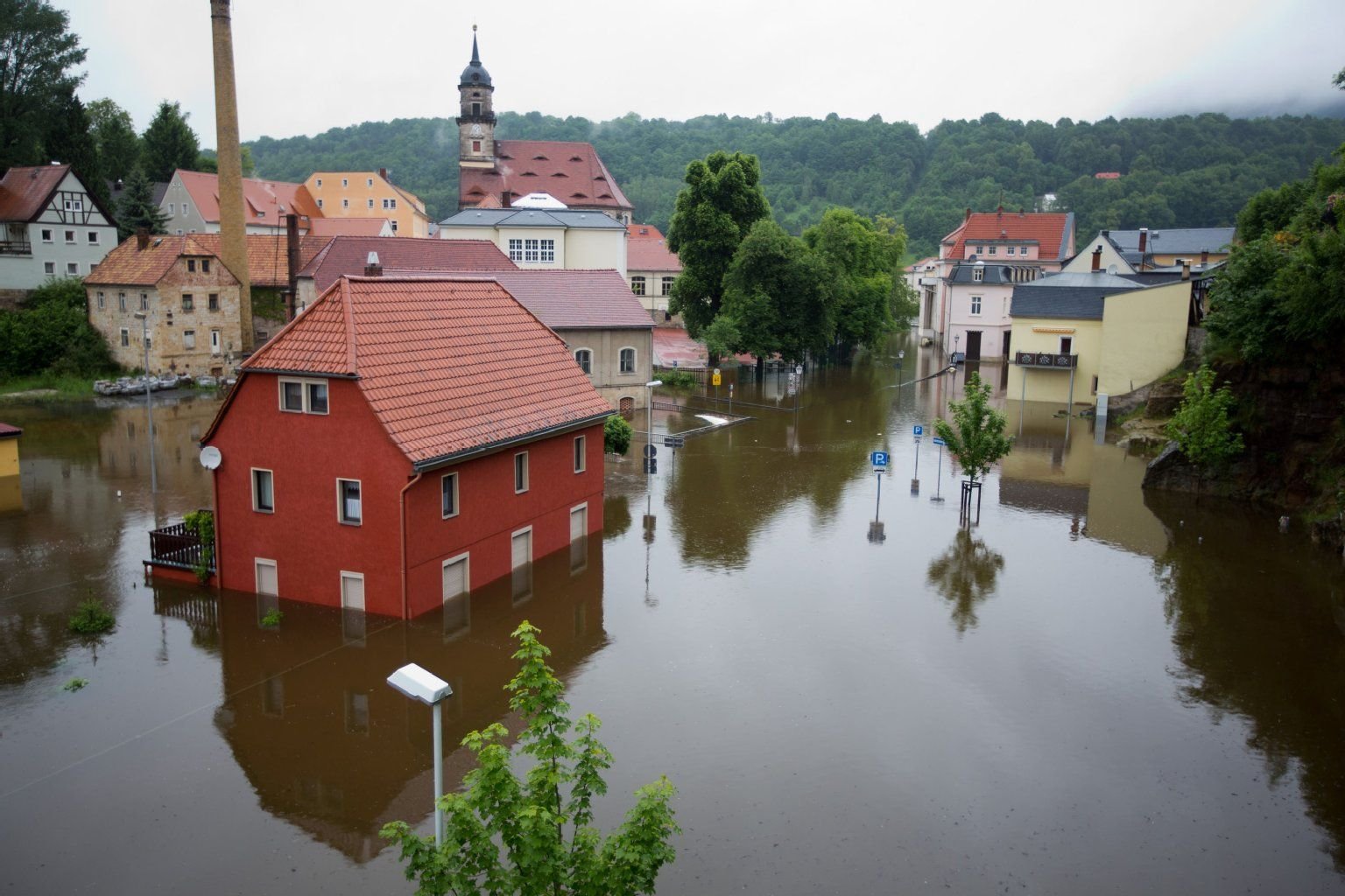 Hochwasser steht in den Straßen von Königstein an der Elbe in Sachsen.