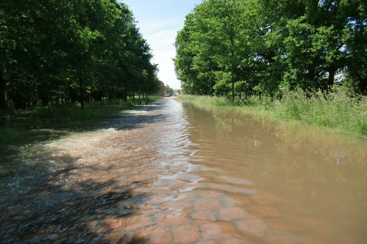 Der über die Ufer getretener Fluss Taube am Ortsausgang nach Lödderitz.