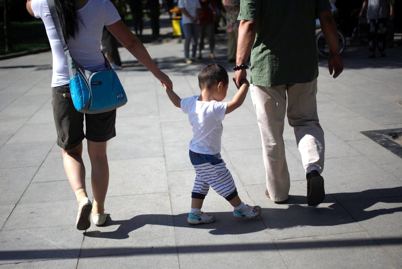 Eine Familie mit einem Kind ist in Chinas Hauptstadt Peking unterwegs. Die chinesische Führung will ihre Ein-Kind-Politik lockern.
