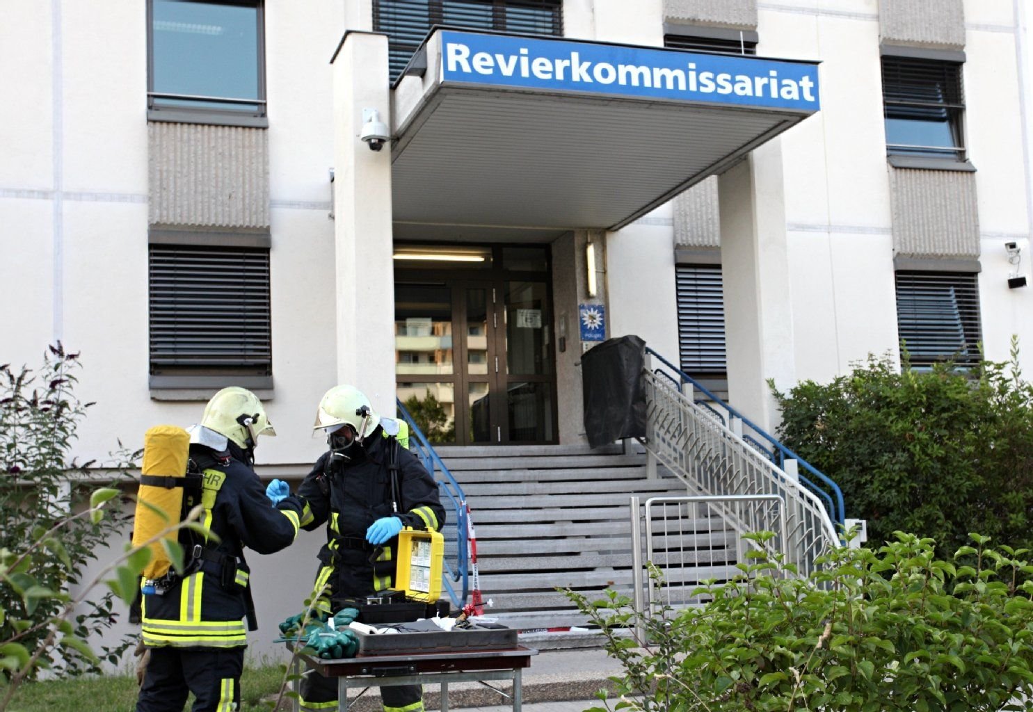 Feuerwehrmänner untersuchen das Pulver,