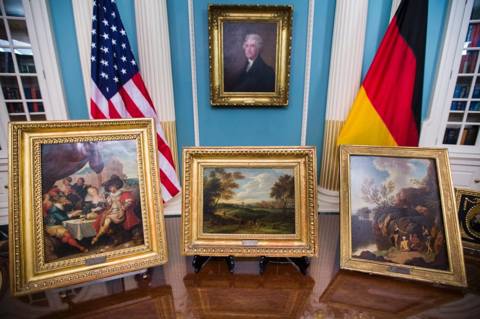 70 Jahre nach Ende des Zweiten Weltkrieges hat die US-Stiftung „Monuments Men“ fünf aus Deutschland gestohlene Gemälde zurückgegeben.