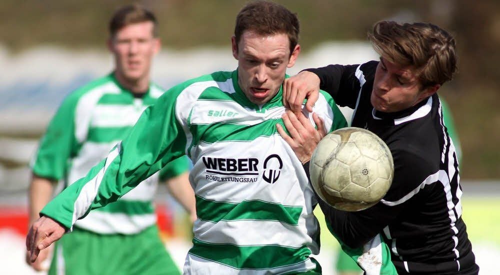 Die Piesteritzer Oberliga-Kicker, hier Robert Römer (M.) im Zweikampf mit Maik Salewski, unterlagen am Sonntag in Bautzen 0:2.