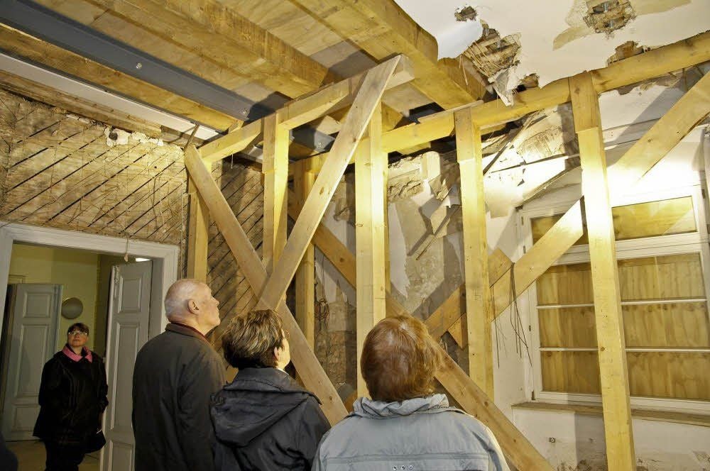 Mit dicken Balken wird das Haus gestützt und verstärkt.
