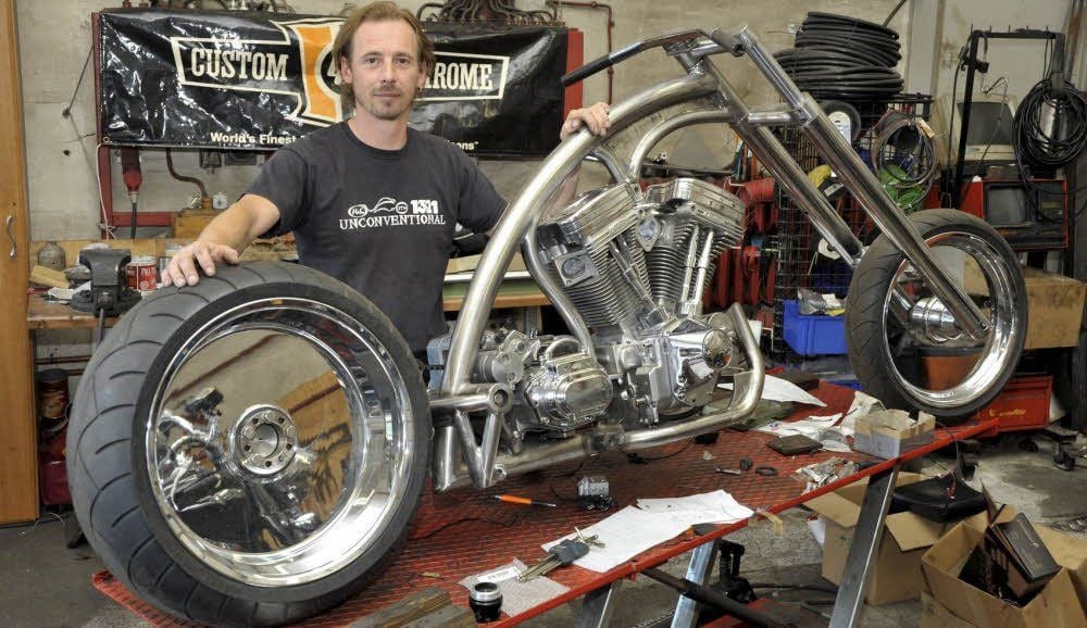 Henryk Willms baut sich sein Motorrad zusammen: Die „Zero One“ mit Einarmschwinge für das Hinterrad und dem Zero-Down-Tube-Rahmen.