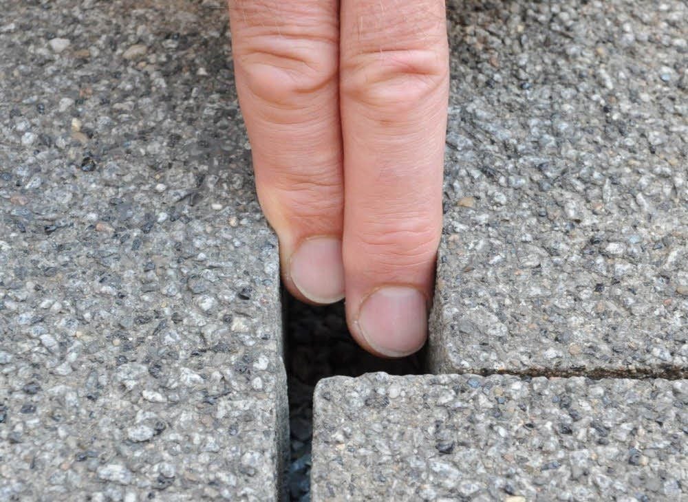 Zwei Finger passen in die Fugen in der Kleinen Ulrichstraße.