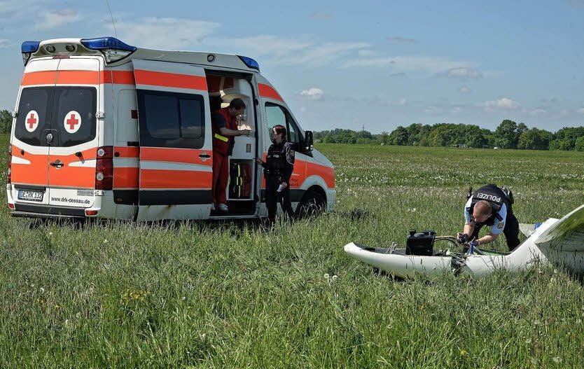 Polizisten untersuchen den verunglückten Segelflieger.
