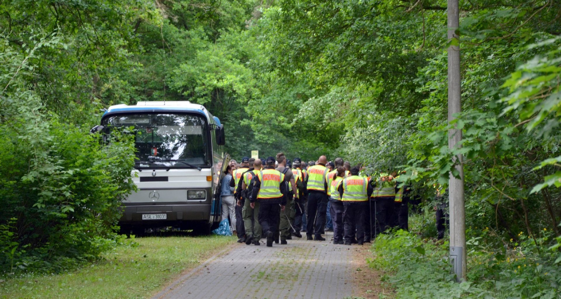Polizisten in einem Waldstück in Wilhelmsdorf bei Stendal . Im Fall der vermissten Inga aus Schönebeck durchsucht die Polizei erneut ein Waldstück bei Stendal.