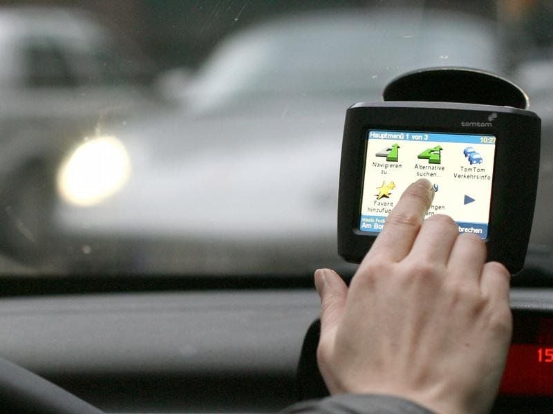Das klassische Navi, das an der Windschutzscheibe befestigt wird, wird immer seltener. Immer mehr Leute lassen sich von ihrem Smartphone leiten.