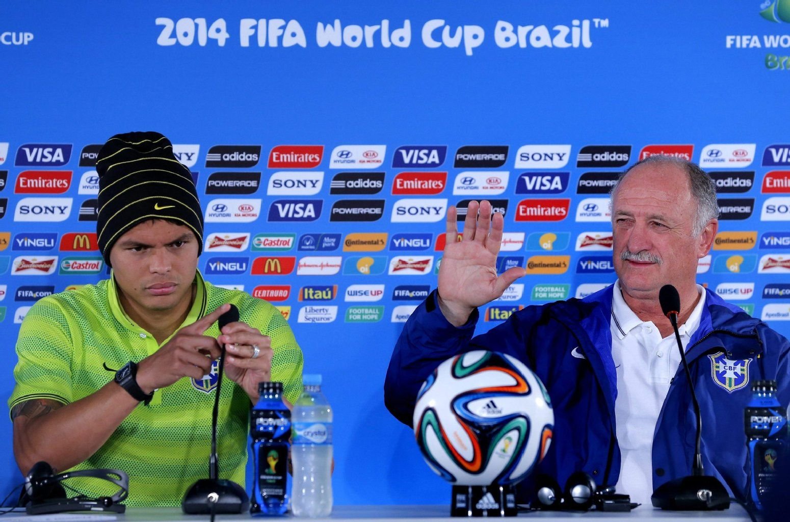 Brasilien-Coach Felipe Scolari (r.) und sein Kapitän Thiago Silva.