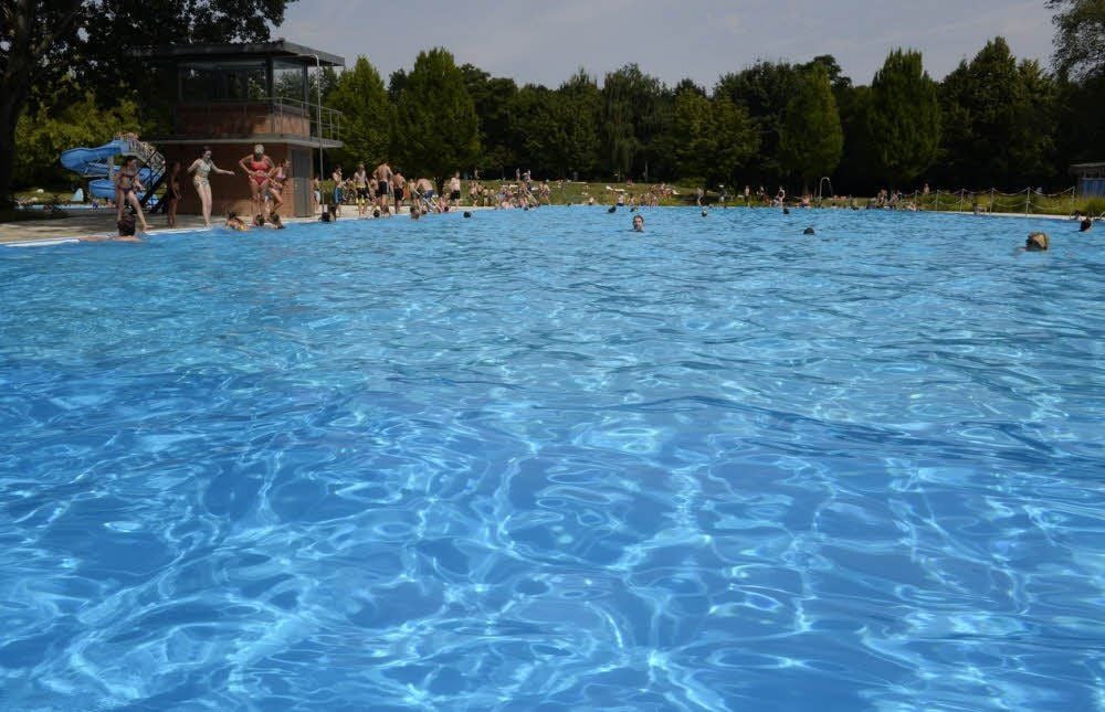 Blick auf das Wasser im Freibad Saline