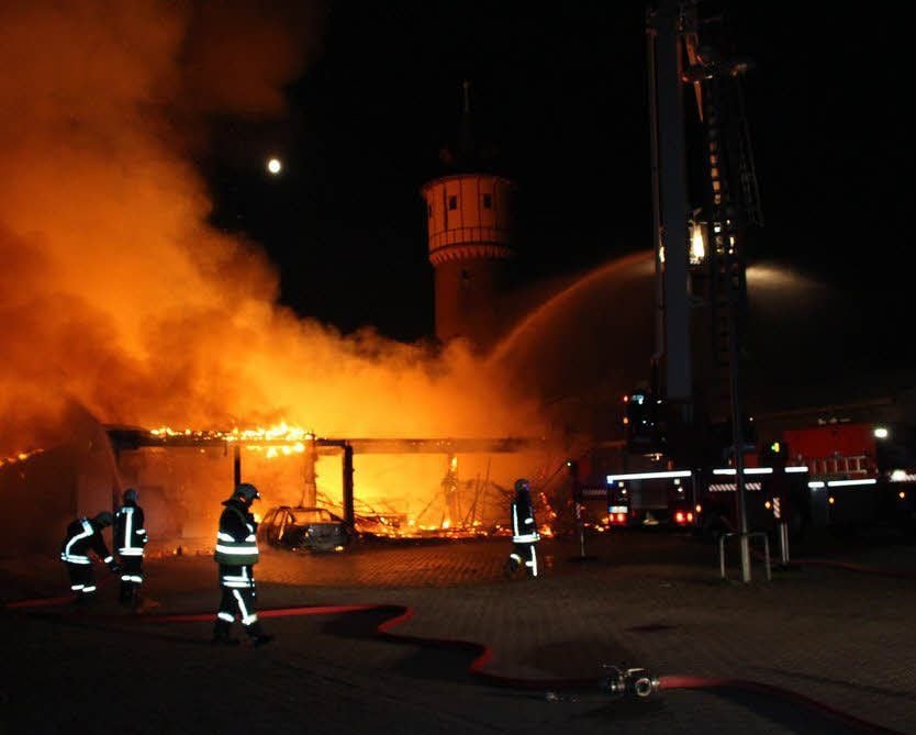 Lichterloh brennt der ehemalige Markt.